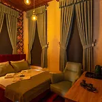 Araz White House Hotel