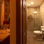 Araz White House Hotel *